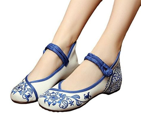 Embroidery Flats, Chinese Shoes, Mary Jane Shoes Flat, Toe Post Sandals, Embroidered Shoes, Art Embroidery, Studded Heels, Slingback Flats, Paper Cut Art