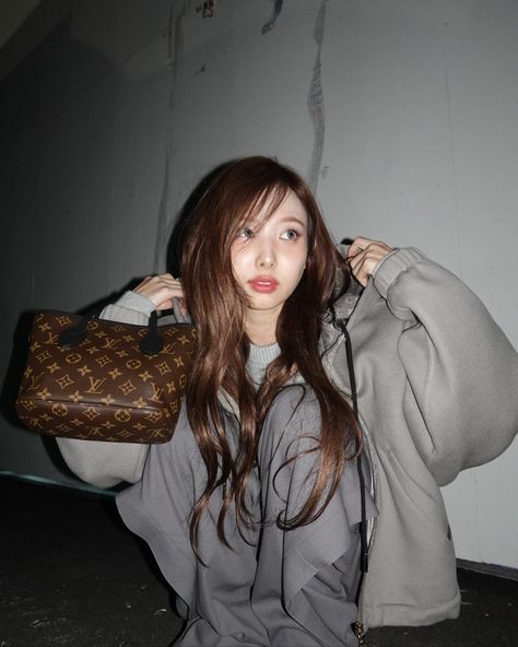 @nayeonyny 🤎 #광고 #LouisVuitton #NeverfullInsideOut @.LouisVuitton   #TWICE #NAYEON Twice Nayeon Pp, Nayeon Louis Vuitton, Nayeon Foto, Nayeon Instagram Update, Girl Kpop Idols, Twice Instagram Update, Nayeon Pp, Nayeon Ig, Nayeon Instagram