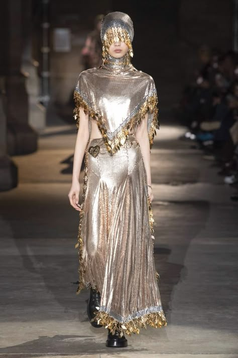 A Chainmail Look From the Paco Rabanne Fall 2020 Runway at Paris Fashion Week Bene Gesserit, 2020 Runway, Graphic Dress, Joan Of Arc, Ann Demeulemeester, 2020 Fashion, Paco Rabanne, Fantasy Fashion, Fall Trends