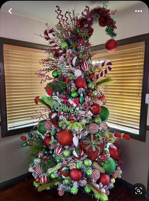 Grinch Decorations, Grinch Trees, Christmas Tree Inspo, Whoville Christmas, Grinch Christmas Tree, Grinch Christmas Decorations, Christmas Tree Decorating Themes, Creative Christmas Trees, Christmas Tree Decorations Diy