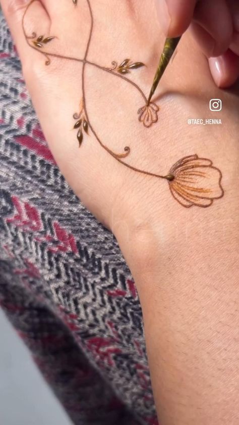 Simple Henna Designs Hand, Kids Henna, Sleep Hacks, Inai Pengantin, Simple Mehendi Designs, Henna Designs For Men, Henna Designs Wrist, Tato Henna, Modern Henna