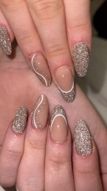 Nail Design Gold, Nail Art Paillette, Birthday Nail Designs, Reflective Nails, Bridal Nails Designs, Engagement Nails, Silver Nail Designs, Gold Acrylic Nails, New Years Eve Nails