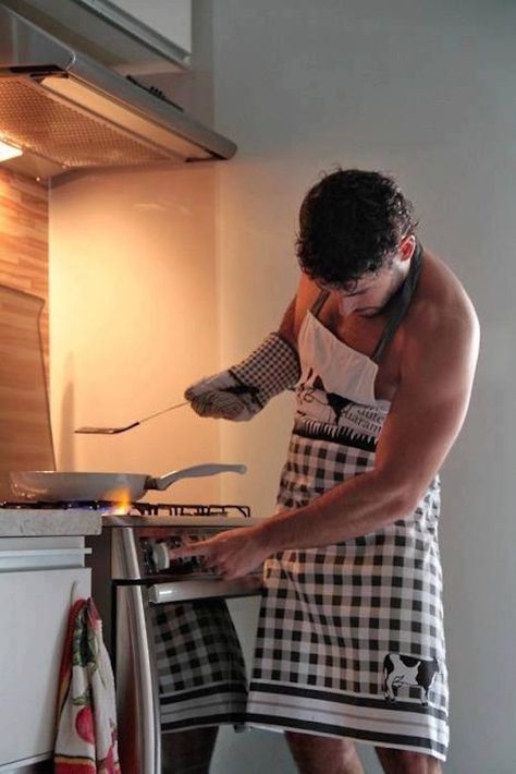 Compliment For Guys, Man Cooking, An Apron, 인물 사진, Real Man, Eye Candy, Apron, A Man, The Kitchen