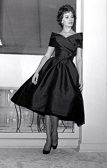 Sophia Loren, 1950's. Sophie Loren, Style Icons Women, Designer Black Dress, France Dress, Sofia Loren, Dior Dress, Soft Dramatic, Haute Couture Dresses, Full Skirt Dress