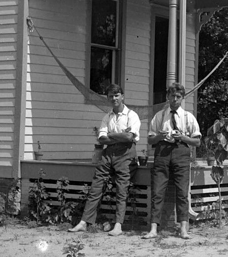 Barefoot Buddies-02 Family Reunion Picnic, 1950s Photos, 20th Century Women, Work Wife, Eastern Washington, Vintage Family, Photo Family, Family Dynamics, Anne Frank