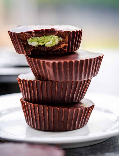 Sink your teeth into these rich and decadent matcha dark chocolate mint cups. They're high in antioxidants from the matcha powder and dark chocolate making them a healthy, guilt-free treat with only 5 ingredients! Healthy Easter Recipes, Cakes Gluten Free, Matcha Mint, Dark Chocolate Mint, Healthy Homemade Snacks, Gluten Free Dessert Recipes, Matcha Chocolate, Healthy Easter, Bars Chocolate