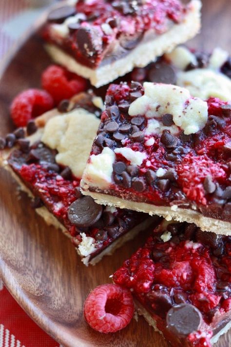 RASPBERRY CHOCOLATE CRUMB BARS | EVERYDAY JENNY Raspberry Chocolate Pie, Chocolate Raspberry Bars Recipes, Raspberry And Chocolate Desserts, Dark Chocolate Raspberry Bars, Sugar Free Raspberry Desserts, Golden Raspberry Recipes, Raspberry Chocolate Bars, Chocolate And Raspberry Desserts, Raspberry Christmas Desserts