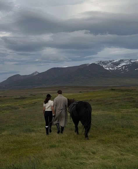 Country Married Couple, Quiet Couple Aesthetic, Linda Core, English Countryside Aesthetic, Horse Riding Aesthetic, Elsie Silver, Off To The Races, Vintage Flowers Wallpaper, Horse Aesthetic