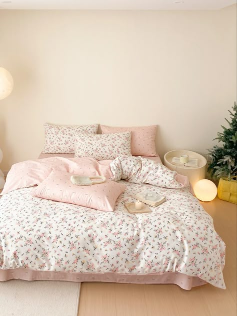 Pink And White Bed Sheets, Pink Bed Comforters, Pink Bedding Room Ideas, Cute Bed Spreads, Pink Decor Bedroom, Bedroom Pink Aesthetic, Cama Aesthetic, Floral Bedroom Ideas, Pink Bed Sheet