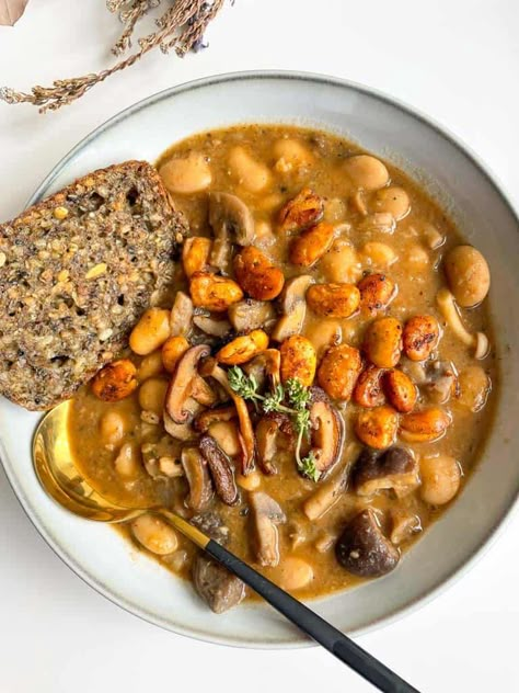 creamy mushroom and white bean soup Bean Mushroom Soup, Diet Soups, Diet Dinner Ideas, Food Baddie, Mediterranean Diet Dinner, Mediterranean Diet Recipes For Beginners, Bean Soups, Vegan Soups And Stews, Soup Cleanse