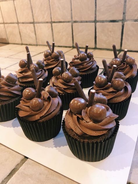 Cupcake With Chocolate Topper, Chocolate Candy Cupcakes, Chocolate Cupcake Design, Chocolate Cupcake Decorating Ideas, Chocolate Cupcakes Decoration, Cupcake Packaging, Cupcake Chocolate, Chocolate Cake Designs, Cupcake Decorating Tips