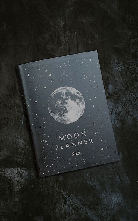 black background with the moon planner 2021 Moon Planner, Minimalistic Black And White, Moon Notebook, Minimalist Bullet Journal, Bujo Spreads, Bujo Layout, Journal Weekly, Plan Your Life, Colored Bubbles