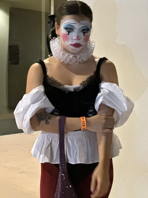 Lets bring back this makeup style? #Clowncore #clownmakeup #clowngirl #halloween2023 Cute Black And White Clown Makeup, Easy Clown Costume Diy, Peridot Clown Costume, Diy Clown Outfit, Periott Clown, Pierrot Clown Makeup, Soft Clown Makeup, Clown Costume Aesthetic, Vintage Clown Makeup