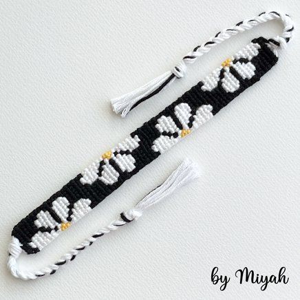 Friendship Bracelet Pattern With Beads, Alpha Bracelet Letters, Black And White Friendship Bracelet Pattern, Simple Alpha Bracelet Patterns, Beginner Alpha Bracelet Patterns, Matching Alpha Bracelets, Beginner Alpha Pattern, Beginner Friendship Bracelet Patterns, Friendship Bracelet Patterns Beads