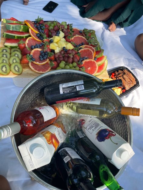 Simple Picnic Aesthetic, Picnic Drinks Alcohol, Picnic Diy, Couple Dates, Picnic Drinks, Dates Ideas, Picnic Planning, Picnic Vibes, Picnic Activities