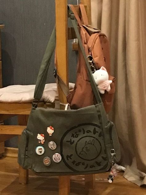 Totoro Messenger Bag, Casual Street Outfits, Stylish Casual Outfits, Casual Outfits For Women, Messanger Bag, Stylish School Bags, Bags Cute, Street Outfits, Inside My Bag