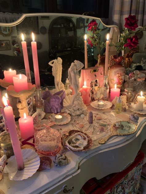 Venus Room Aesthetic, Love Altar Aesthetic, Simple Princess Room Aesthetic, Aphrodite Aesthetic Bathroom, Aphrodite Goddess Altar, Venus Altar Ideas, Aesthetic Altar Ideas, Cute Altar Ideas, Girly Witchy Aesthetic