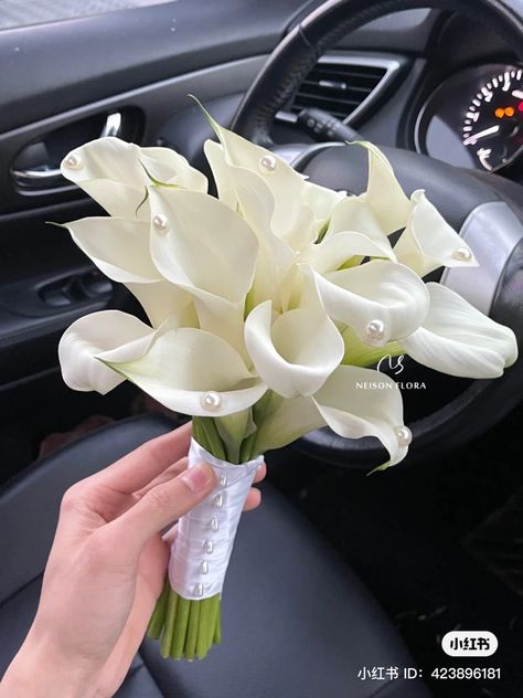 Wedding Bouquets Pearls, Pearl Bouquet Wedding, Bridesmaid Wreath, Wedding Preparation Photos, Prom Bouquet, Pearl Bouquet, Simple Wedding Bouquets, Wedding Stills, Calla Lily Bouquet