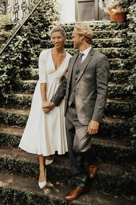 20 Vintage-Inspired Wedding Dresses with a Modern Twist For the Edgy Retro Bride - Praise Wedding Anna Campbell Wedding Dress, Courthouse Wedding Dress, Vintage Style Wedding Dresses, Bhldn Wedding, Mode Prints, Retro Bride, Vintage Inspired Wedding Dresses, Civil Wedding Dresses, Tea Length Wedding