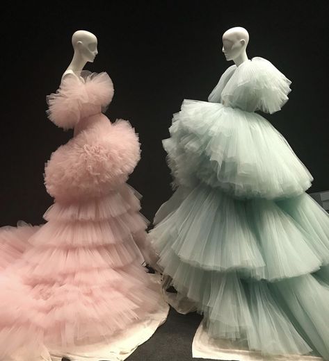 Peach Gowns, Camp Notes On Fashion, Peach Gown, Giambattista Valli Couture, Tulle Dresses, Camping Style, 파티 드레스, Long Evening Dresses, Costume Institute