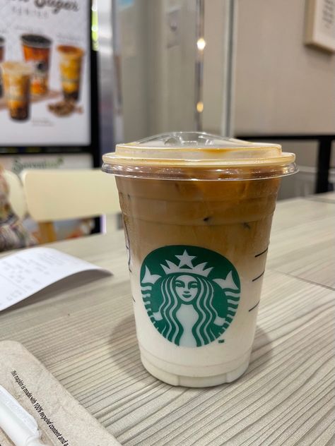 Caramel Macchiato Starbucks Aesthetic, Caramel Machiatto Aesthetic, Cafe Aesthetic Starbucks, Caramel Macchiato Aesthetic, Macchiato Aesthetic, Caramel Latte Starbucks, Iced Latte Starbucks, Starbucks Sweet Coffee Drinks, Hot Drinks Starbucks