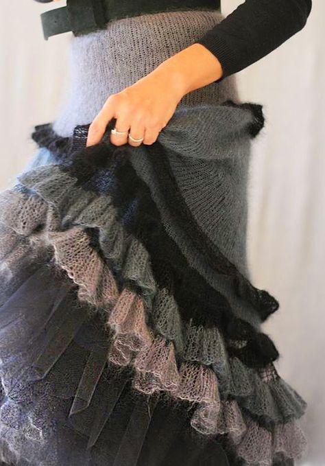 Skirt With Ruffles, Skirt Diy, A Skirt, Knit Outfit, Knit Fashion, Knitting Inspiration, Machine Knitting, Knit Skirt, Niagara Falls