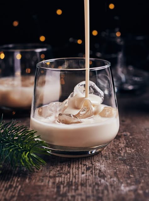 This dairy-free version of the classic Baileys Irish cream will be a hit with your vegan friends this holiday season. Bottle Photoshoot, Baileys Coffee, Drink Recipes Nonalcoholic, Cream Liqueur, Baileys Irish, Dairy Free Eggs, Baileys Irish Cream, Raw Cashews, Irish Cream