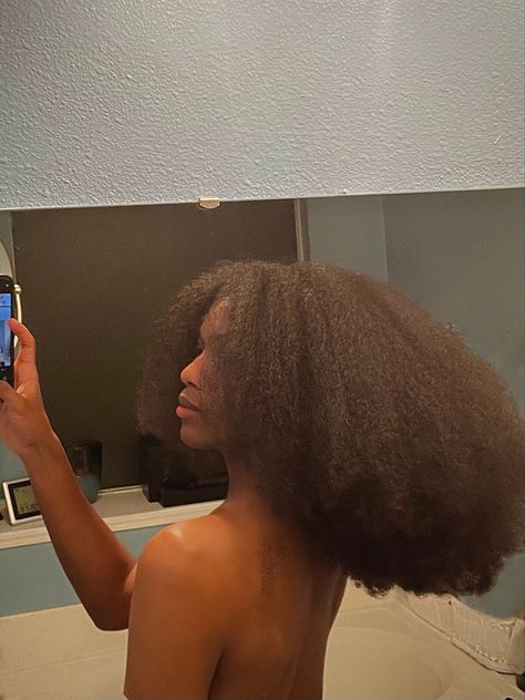 Healthy Black Hair, Cabello Afro Natural, Beautiful Black Hair, 4c Natural, Pelo Afro, Natural Hair Beauty, Natural Curls Hairstyles, Long Natural Hair, Natural Hair Inspiration