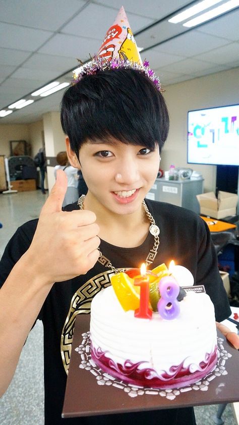 Bts Cake, جوني ديب, Bts Happy Birthday, Bts Predebut, Bts Jungkook Birthday, Bts Birthdays, Jungkook Selca, Jungkook Cute, Jung Kook