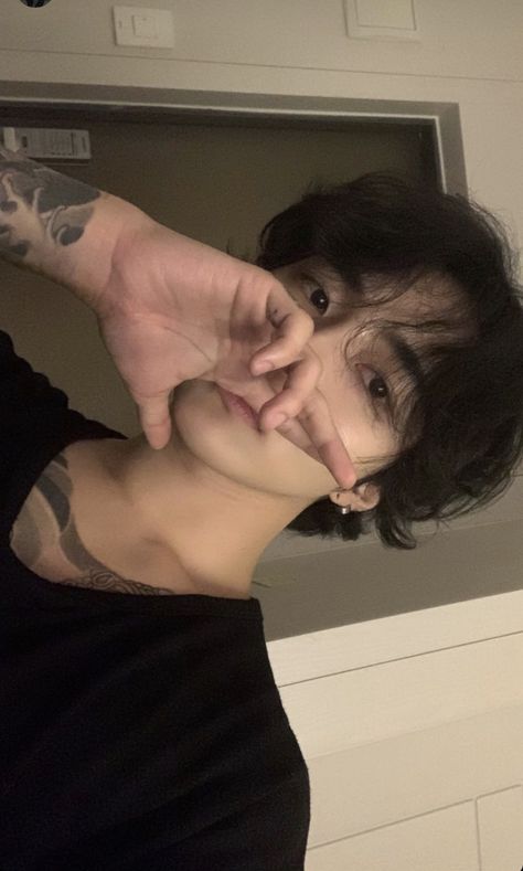 Man With Tattoos, Kou Diabolik Lovers, Taking A Selfie, Handsome Asian Men, Hot Asian Men, Cute Asian Guys, The Perfect Guy, Japanese Men