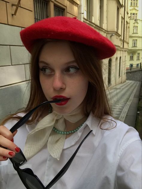 Beret Aesthetic Outfit, Berrets Outfits, Artist Outfit Aesthetic, Beret Aesthetic, Red Lana Del Rey, The Alice Network, Alice Network, 2023 Ootd, Instagram Theme Feed