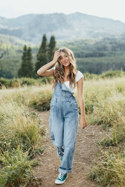 summer photoshoot inspo, summer senior pictures, senior portraits, senior photos, senior picture inspiration, summer aesthetic, mountain vibes, aesthetic, park city utah, park city wedding photographer, park city engagement photographer, mountain photoshoot, photoshoot inspiration,  wildflowers, sunset field photoshoot, sunset golden hour, golden hour photoshoot, golden field, mountain flower photos, inspiraiton, inspo, summer sunset pictures, summer sunset vibes, fall in the mountains, portrait Fall Fits For Senior Pics, Vintage Photoshoot Outfits, Cute Senior Picture Outfit Ideas, Senior Photos Overalls, Summer Senior Pictures Outfits Jeans, Senior Pictures Outfits Overalls, March Senior Pictures, Senior Picture Overalls, Overalls Outfit Senior Pictures