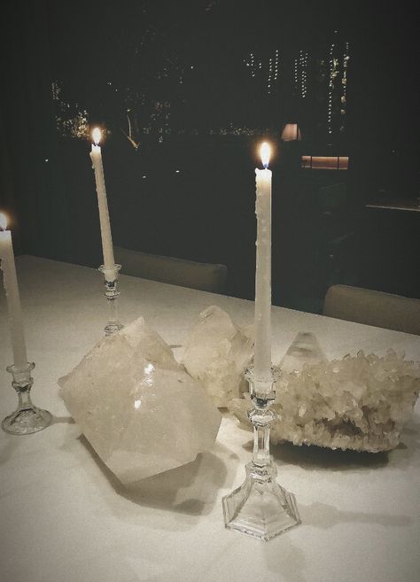 Crystals Table Decor, Wedding Crystal Decor, Crystal Party Decor, Decorating With Crystals, Crystal Wedding Decor, Wedding Crystals, Crystal Centerpieces Wedding, Wedding Decor Trends, Bride Groom Table