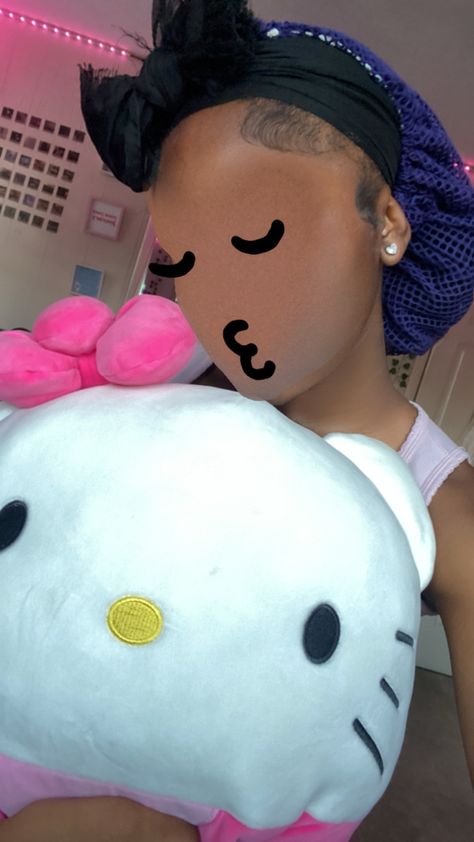 #hellokitty #plushie #pink Kuromi Plushie Pfp, Posing With Plushie, Selfie With Plushie, Hello Kitty Plushy Aesthetic, Hello Kitty Plush Pink, Cute Modeling Poses, Quick Curly Hairstyles, Girl Emoji, Pretty Dark Skin