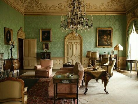 Downton Abbey Decor, Historic Paint Colours, 1920s Decor, Vintage Films, British Lifestyle, Highclere Castle, Victorian Interior, Antique Tables, Bob Vila