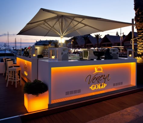 Outdoor Counter Bar, Exterior Bar Design, Outdoor Bar Counter, Counter Cafe, Outdoor Restaurant Patio, Rooftop Restaurant Design, Night Club Bar, Bar Counter Design, Terrasse Design