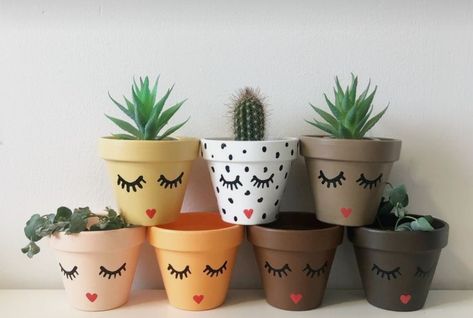 Faces On Pots Terra Cotta, Plant Pot Faces Diy, Paint Planters Pots, Plant Pot With Face, Plant Pots With Faces, Cute Planters Pots Diy, Painting Ideas On Plant Pots, Diy Flower Pots Painted, Diy Painting Pots