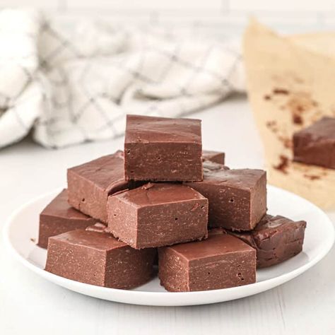 Easy 5 Minute Microwave Fudge - Lana's Cooking Chinese Chews, Easy Microwave Fudge, Milk Chocolate Fudge, Nutella Fudge, Easy Fudge, Traditional Bar, Microwave Fudge, White Chocolate Fudge, Fudge Recipes Easy