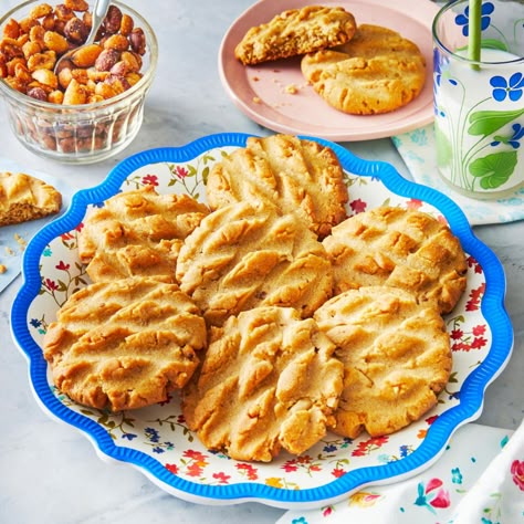 the pioneer woman's peanut butter cookie recipe Cake Website, Cobbler Dump Cake, The Pioneer Woman Recipes, Peach Cobbler Dump Cake, Ree Drummond Recipes, Honey Roasted Peanuts, Butter Cookie Recipe, Frozen Cookie Dough, Frozen Cookies