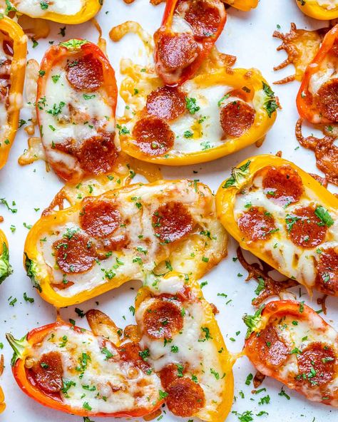 Pizza Poppers, Pepper Pizza, Pepper Poppers, Sweet Pepper Recipes, Mini Sweet Peppers, Turkey Pepperoni, Stuffed Mini Peppers, Pizza Bites, Clean Food Crush