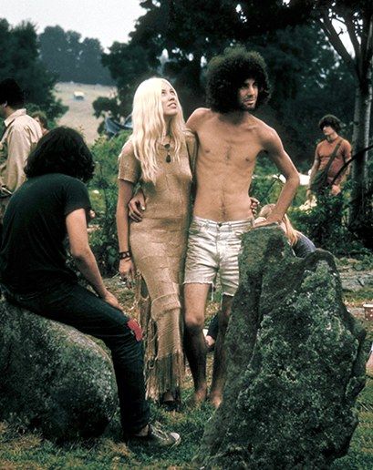 Hippie Couple These are the sexiest cave people we have ever seen. Style tip: white jean cut-offs are surprisingly baller. Real Hippies, Woodstock Pictures, Fashion 60s Style, Woodstock Fashion, Woodstock 99, Bethel New York, Woodstock '99, 1969 Woodstock, Woodstock Photos