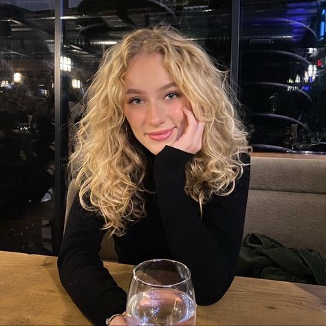 Blonde Makeup Looks Green Eyes, Bright Blonde Naturally Curly Hair, Blonde Frizzy Curly Hair, Blonde Curly Medium Length Hair, Platinum Blonde Wavy Hair, Blonde Wavy Hair Medium, Curly Blond Hairstyles, Blonde Short Hair Curly, Curly Light Blonde Hair