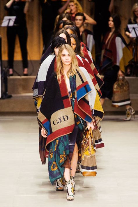 Initialed Poncho's we can get into. Burberry Prorsum Fall 2014 Ready-to-Wear Collection Burberry Poncho, Burberry Fashion Show, How To Wear A Blanket Scarf, London Fashion Weeks, Estilo Boho Chic, Burberry Prorsum, Poncho Cape, Couture Runway, 2014 Fashion