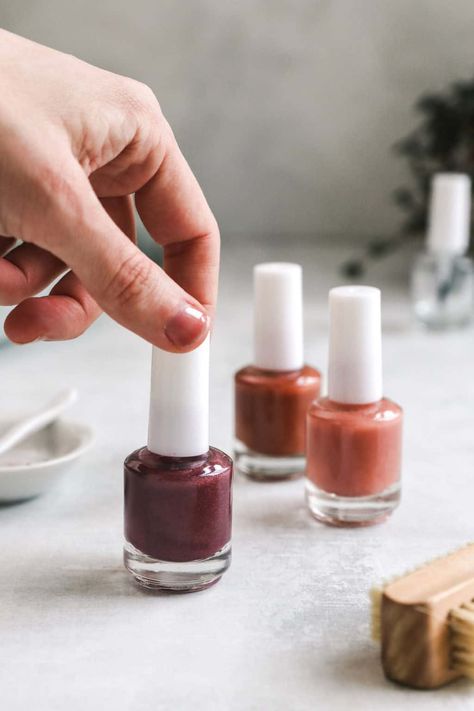 Our Complete Guide to Non-Toxic Nail Polish Mixing Nail Polish Colors, Chemical Free Makeup, Vegan Makeup Brands, Clean Beauty Makeup, Nail Polish Hacks, Hello Glow, Natural Nail Designs, Natural Nail Polish, Clean Life