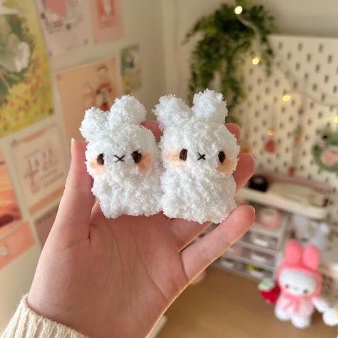 by @minibunnz on instagram, pattern by @knotmichelle on instagram Cute Crochet Ideas Plushie, Cute Mini Crochet Animals, Crochet Patterns Plush, Crochet Fluffy Yarn, Crochet Fluffy, Freebie Stickers, Fluffy Crochet, Crocheted Bunny, Images Hello Kitty