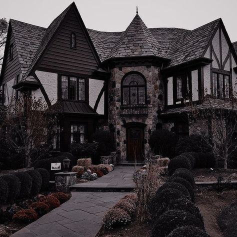 Dark Academia Aesthetic House, Dark Academia House Exterior, Dark Academia Mansion, Home Aesthetic Dark, Cottage House Aesthetic, Dark Academia House, Academia House, Dark Academia Home, Mansion Exterior