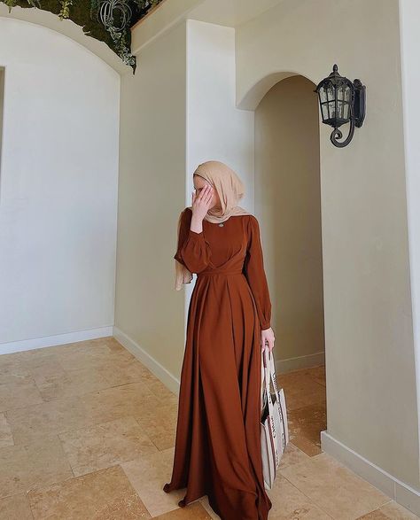 Graduation Dress High School Hijab, Brown Dress Hijab, Simple Dresses For Hijab, Hijabi Dress Outfits, Long Dresses Hijab, Modest Silk Dress, Hijabi Dresses Casual, Hijab Graduation Outfit, Hijab Dress Style