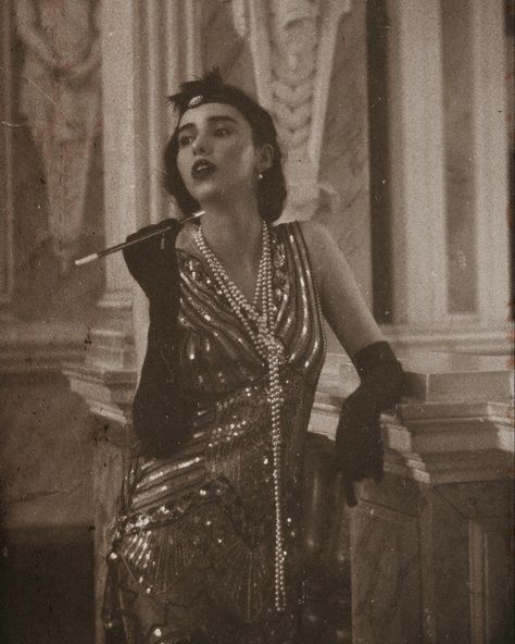 1920s Outfit Aesthetic, 1920s Rich Woman, Flapper Dress Aesthetic, Old Party Aesthetic, Flapper Girl Aesthetic, The Great Gatsby Daisy, Flapper Aesthetic, 1920s Fashion Photography, Great Gatsby Aesthetic