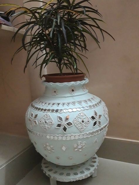 Old pot decoration #ceramic #diypottery Lippan Art On Flower Vase, Lippan Art Mirror On Pot, Lippan Art On Matka, Lippan Art On Vase, Lippan Art On Pot, Mud Pot Painting Ideas Indian, Clay Pot Painting Ideas Indian, Matka Decoration Pots Painting, Pot Designs Painted Indian