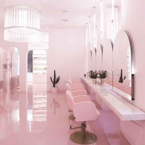 #TICKET -  THE MOST INSTAGRAMEABLE BEAUTY SALON |  It has just been born in Madrid ‘NiM Salón’, a beauty center that leaves no one indifferent. Its owners were not afraid to bet on the rose in an innovative, striking and tremendously instagrameable design. | #LoveUs Beauty Bar Salon, Makeup Studio Decor, Pink Salon, Nail Salon Interior Design, Beauty Salon Interior Design, Nail Salon Interior, Dream Salon, Hair Salon Interior, Salon Suites Decor